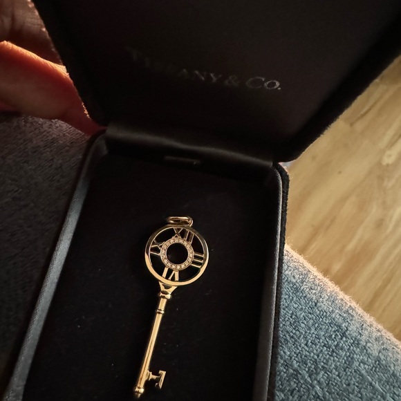 Tiffany & Co. Rose Gold 18k | Atlas Key pendant | New | Only worn once - Picture 6 of 6